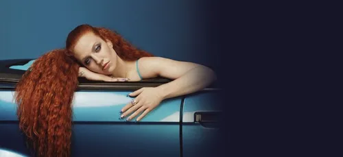 La chanteuse Jess Glynne rend fous les clients d’une compagnie...