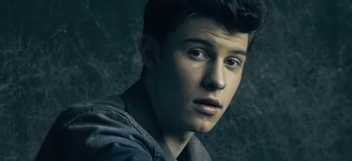 Quand Shawn Mendes adopte le fard à paupières pailleté (Vidéo)