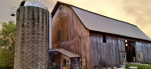Maine-et-Loire : deux hangars prennent feu dans la nuit