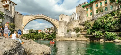 Une adolescente pousse son amie d’un pont et manque de la tuer (Vidéo)