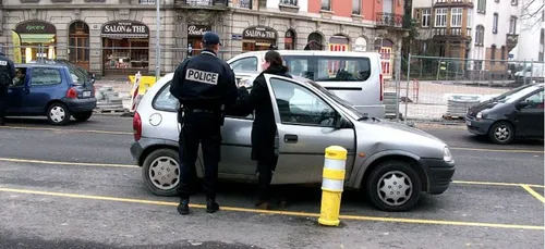 Avrillé : il montre du cannabis aux gendarmes en sortant son permis