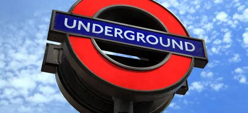 Une mère et son fils passent sous un métro et survivent...