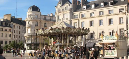 Orléans : un homme fonce en voiture dans le manège place du Martroi