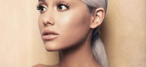 Ariana Grande exprime son immense douleur dans une série de tweets...