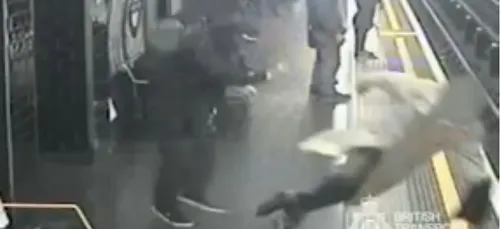 Un homme pousse violemment des personnes sur les rails du métro...