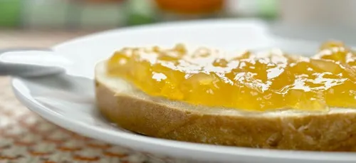 Nues et couvertes de confiture, elles mangent dans une rue très...