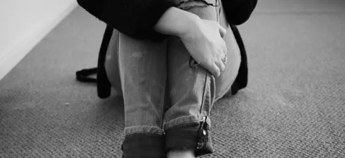 Trélazé : son père frappe sa mère, la jeune fille appelle la police