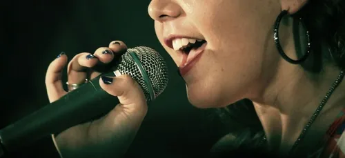 Découvrez quelle chanteuse vient d’être sacrée « Femme de l’année »...