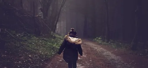 Un papa force sa fille à marcher jusqu’à l’école pour lui donner...