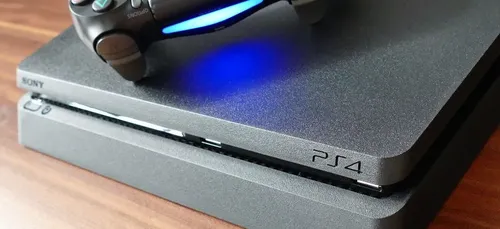 Enervé, un père découpe la Playstation 4 de son fils à la scie...