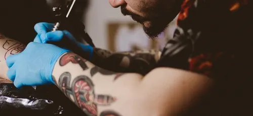 Il dépense 8500 euros pour se tatouer le corps et les parties...