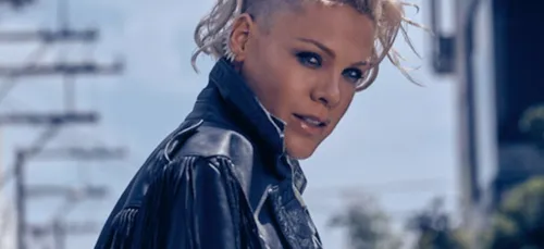 Pink inaugure son étoile sur Hollywood Boulevard en famille (Photo)