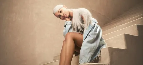Ariana Grande est méconnaissable avec ses cheveux au naturel (Vidéo)