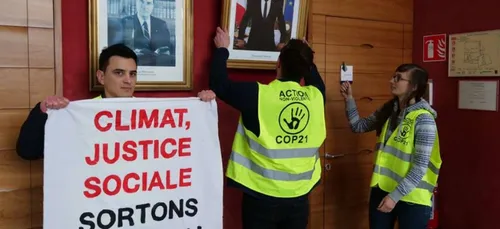 Loiret : des militants dérobent le portrait d’Emmanuel Macron dans...