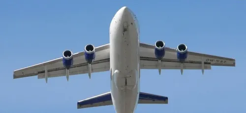 Une mère oublie son bébé à l’aéroport, forçant l’avion à faire...