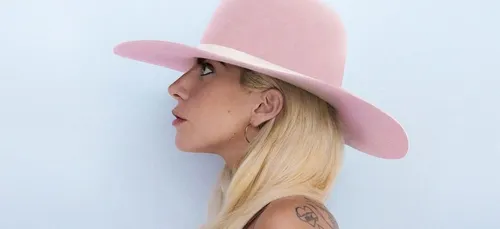 Lady Gaga dément sa grossesse en annonçant un album !