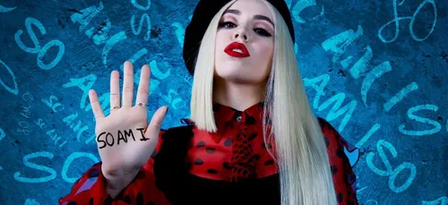 Qui est vraiment Ava Max, la nouvelle Lady Gaga ? (Vidéos)