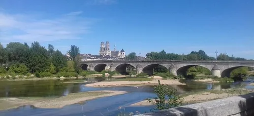 Orléans : il saute du pont pour un pari et se blesse grièvement