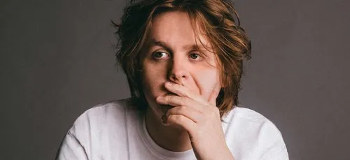 Lewis Capaldi : son moment très embarrassant en présence de deux...