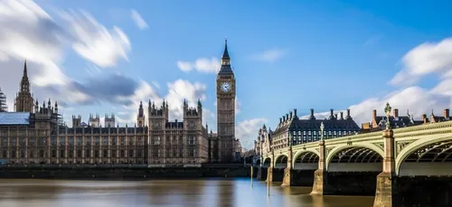 La première piscine à 360° va ouvrir sur le toit d’un immeuble !...