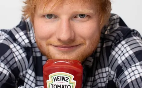 Ed Sheeran dévoile la pub pour son Ketchup Heinz ! (Vidéo)