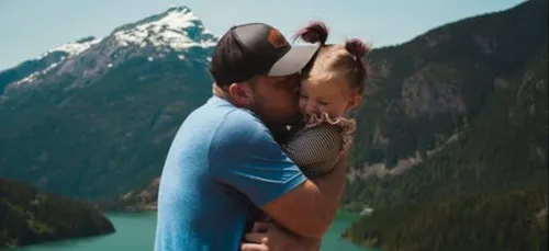 Faut-il faire la bise en commençant par la droite ou la gauche ?