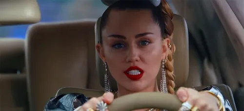 Énorme frayeur pour Miley Cyrus : son avion frôle l'accident !