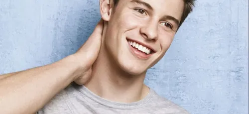 Shawn Mendes & Camila Cabello s’embrassent en public et confirment...