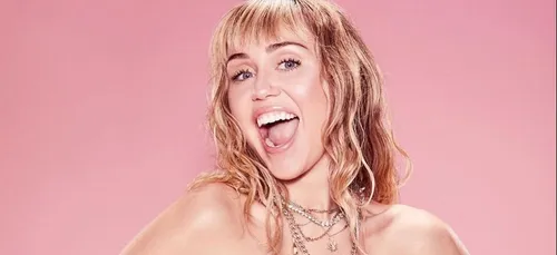 Miley Cyrus danse dans son salon et déchaîne la toile ! (vidéo)