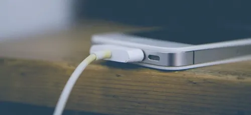 Branché, son câble de chargeur lui brûle le cou au second degré...