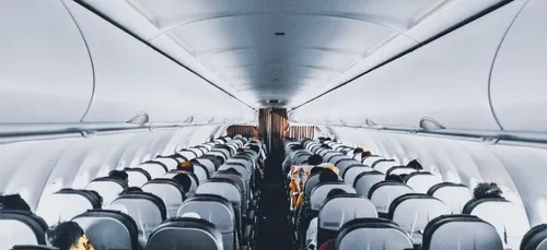 Un passager se retrouve seul dans un avion et filme son expérience...