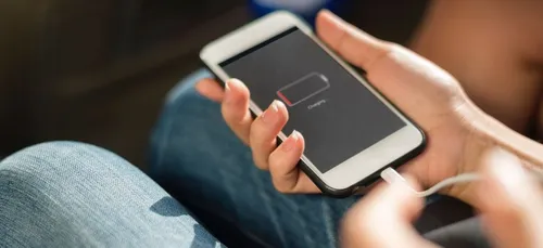 Attention, emprunter le chargeur d'un inconnu peut être très...