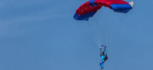 Maine-et-Loire : un jeune parachutiste atterrit dans un arbre à Saumur