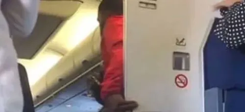 Un couple se fait plaisir dans les toilettes d’un avion… et se fait...