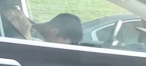 Un homme s'endort au volant de sa Tesla lancée sur l'autoroute à...