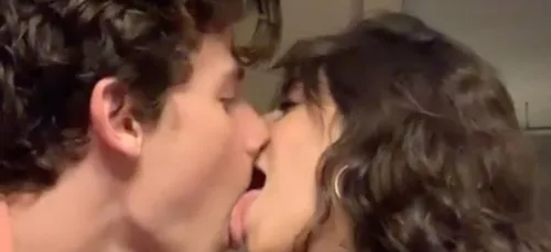 Shawn Mendes & Camila Cabello : leur étrange baiser face à la...