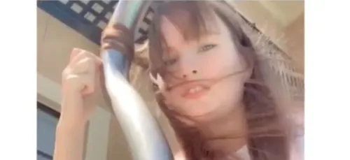 La technique étonnante d'une ado pour se boucler les cheveux...