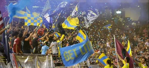 Un club de foot balance des billets depuis un hélicoptère à ses...