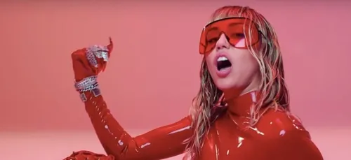 De nouveau célibataire, Miley Cyrus a déjà rompu avec Kailynn Carter !