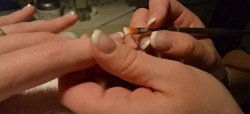 Manucure : attention à la bactérie « mangeuse de chair » (Vidéo)