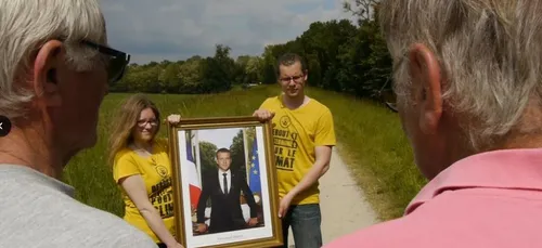 Loiret : les militants d’ANV-COP21 promènent Emmanuel Macron dans...