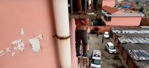 Un enfant de 4 ans survit après avoir été suspendu par la tête...