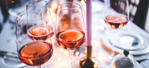 Rosé pamplemousse, blanc pêche : les vins aromatisés coûteront...