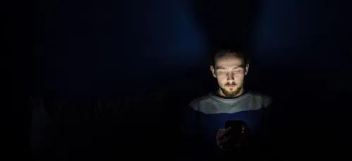 Il perd la vue après être resté sur son téléphone toute la nuit...