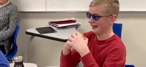 Un enfant daltonien découvre avec émotion les couleurs pour la...