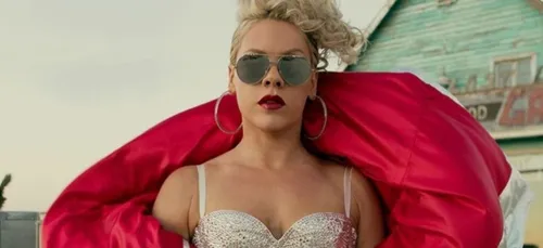 Quand Pink surprend littéralement ses fans en se rasant la tête...
