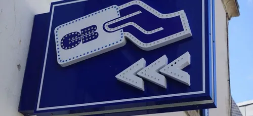 Un distributeur "fou" donne le double de la somme demandée et...