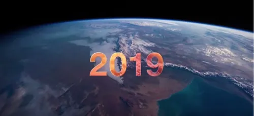 Un artiste compile les images les plus marquantes de 2019 dans un...