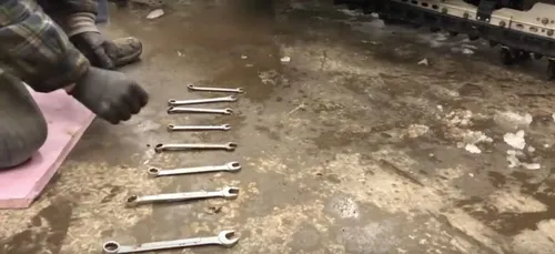 Cet homme joue incroyablement bien « Jingle Bells » avec ses clés à...