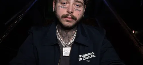 Post Malone effraie ses fans en tombant de la scène en plein...